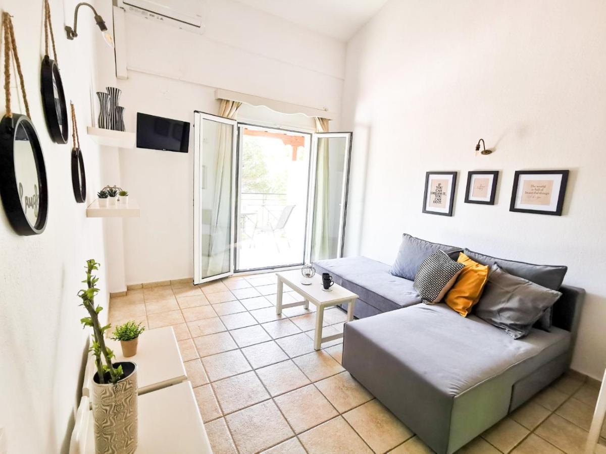 Haris Apartments Koukounaries ภายนอก รูปภาพ